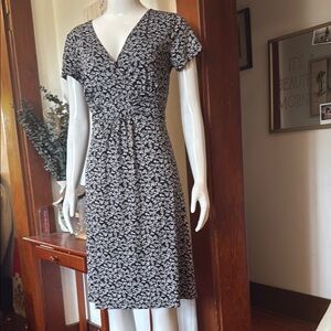 NWT northern reflections size small stretchy Elegant Black / White Floral Dress